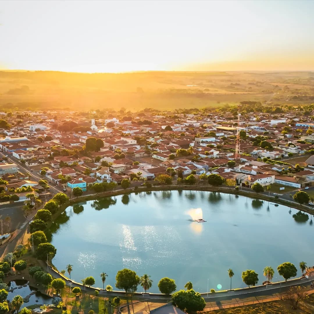 Vista aérea da lagoa e da cidade de Cardoso-SP ao pôr do sol